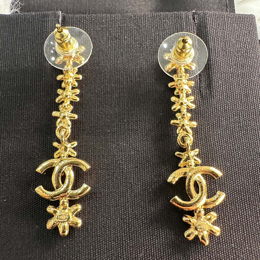❌ SOLD ❌ Chanel Drop Gold Earrings CC Logo and Floral Design - Picture 3 of 6